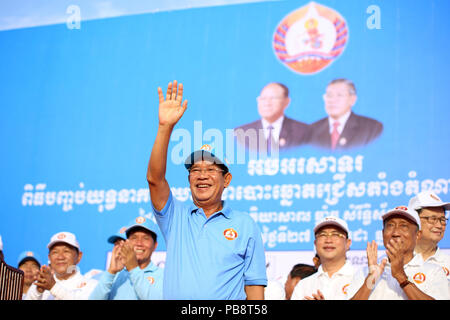 Phnom Penh. 27. Juli, 2018. Kambodschanischen Premierminister Samdech Hun Sen Techo (Vorne) Wellen zu Anhänger während eines massiven Rallye der regierenden Kambodschanischen Volkspartei (CPP) in Phnom Penh 27. Juli 2018. Techo Samdech Hun Sen, Präsident der CPP, führte die Rallye am Freitag das Ende einer 3-wöchigen Kampagne für den Juli 29 allgemeine Wahlen zu markieren. Credit: Sovannara/Xinhua/Alamy leben Nachrichten Stockfoto