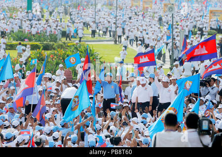 Phnom Penh. 27. Juli, 2018. Techo kambodschanischen Premierminister Samdech Hun Sen (C) Gesten, während eine massive Rallye der regierenden Kambodschanischen Volkspartei (CPP) in Phnom Penh 27. Juli 2018. Techo Samdech Hun Sen, Präsident der CPP, führte die Rallye am Freitag das Ende einer 3-wöchigen Kampagne für den Juli 29 allgemeine Wahlen zu markieren. Credit: Phearum/Xinhua/Alamy leben Nachrichten Stockfoto