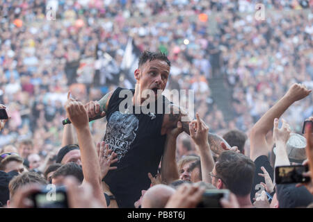 Berlin, Deutschland. 07 Juni, 2018. 19/Donots, Sänger Ingo Knollmann live in der Berliner Waldbühne am 07.06.18. Punk, Rock, Poppunk, Punk Rock, Deutsch Rock, Alternative, Musik | Nutzung der weltweiten Kredit: dpa/Alamy leben Nachrichten Stockfoto