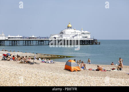 Eastbourne, Großbritannien. 27. Jun 2018. UK Wetter. Tagesausflügler zum Eastbourne eine glühend heiße Tag an der Südküste genießen. Eastbourne, UK Credit: Ed Brown/Alamy leben Nachrichten Stockfoto