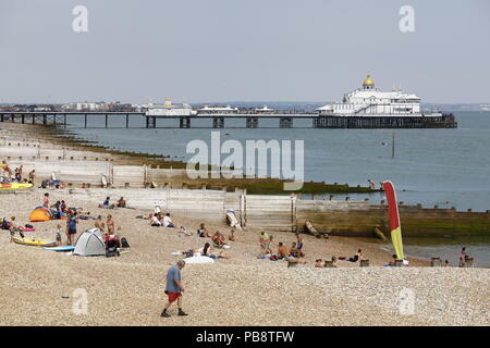 Eastbourne, Großbritannien. 27. Jun 2018. UK Wetter. Tagesausflügler zum Eastbourne eine glühend heiße Tag an der Südküste genießen. Eastbourne, UK Credit: Ed Brown/Alamy leben Nachrichten Stockfoto