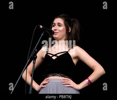 Lulworth Castle, Dorset, Großbritannien. 27. Juli 2018. Camp Bestival Festival Tag 1 - 27. Juli 2018. Dodie auf der Bühne, Lulworth, Dorset, UK Credit: Dawn Fletcher-Park/Alamy leben Nachrichten Stockfoto