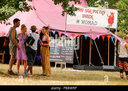 Charlton Park, Malmesbury, Wiltshire. 27. Juli 2018. Das Festival startet in heißen, feuchten Bedingungen für die ersten vollen Tag der Welt Musik, Straßentheater und Workshops. Credit: Wayne Farrell/Alamy leben Nachrichten Stockfoto