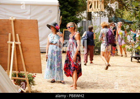 Charlton Park, Malmesbury, Wiltshire. 27. Juli 2018. Das Festival startet in heißen, feuchten Bedingungen für die ersten vollen Tag der Welt Musik, Straßentheater und Workshops. Credit: Wayne Farrell/Alamy leben Nachrichten Stockfoto