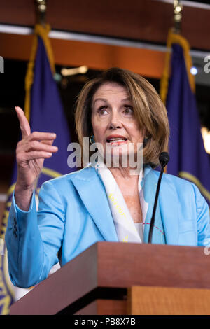 Hausminoritätführer Nancy Pelosi, Demokrat aus Kalifornien, spricht mit Reportern während ihrer wöchentlichen Pressekonferenz auf dem Capitol Hill in Washington, DC am 26. Juli 2018. Credit: Alex Edelman/CNP/MediaPunch Stockfoto