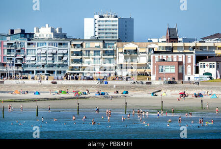 Norderney, Deutschland. 27. Juli, 2018. Touristen Baden am westlichen Strand der Insel in der Nordsee. Credit: Hauke-Christian Dittrich/dpa/Alamy leben Nachrichten Stockfoto