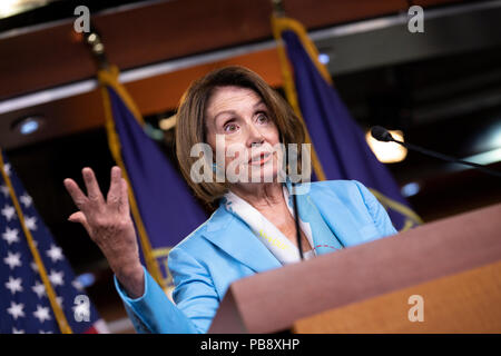 Hausminoritätführer Nancy Pelosi, Demokrat aus Kalifornien, spricht mit Reportern während ihrer wöchentlichen Pressekonferenz auf dem Capitol Hill in Washington, DC am 26. Juli 2018. Credit: Alex Edelman/CNP/MediaPunch Stockfoto