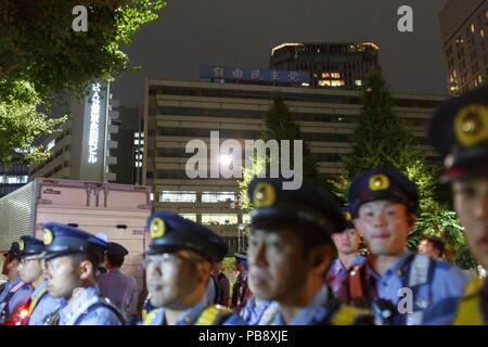 Tokyo Metropolitan Polizei Beschränkungen des Zugangs zu der Liberalen Demokratischen Partei (LDP) während eines Protestes der Mitglieder der Tokyo Rainbow Pride Gruppe, am 27. Juli 2018, Tokio, Japan. Der LPD-Gesetzgeber Mio. Sugita schlug vor, dass die Regierung nicht für Dienstleistungen sollte für die LGBT Gemeinschaft, die sie als "Unproduktive beschrieben investieren", "in Bezug auf die Geburt, und unglückliche Menschen. Credit: Rodrigo Reyes Marin/LBA/Alamy leben Nachrichten Stockfoto