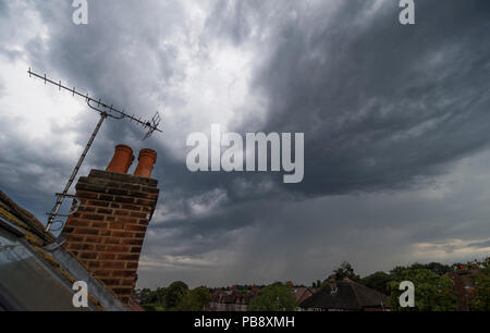 Wimbledon, London, UK. 27. Juli, 2018. UK Wetter: Der erste Regen fällt in SW London für 7 Wochen als graue Wolken Gewitter an einem schwülen Tag bringen. Credit: Malcolm Park/Alamy leben Nachrichten Stockfoto