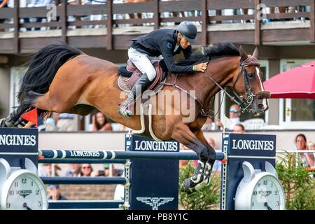 Hickstead, Sussex, UK. 27. Juli 2018. Sieger. Kevin Jochems, Captain Cooper. NED. Springen Sie ins Wasser. Die Longines BHS King George V Gold Cup. Longines FEI Jumping Nations Cup von Großbritannien an der BHS Royal International Horse Show. Alle England Parcours. Hickstead. Großbritannien. 27.07.2018. Credit: Sport in Bildern/Alamy leben Nachrichten Stockfoto