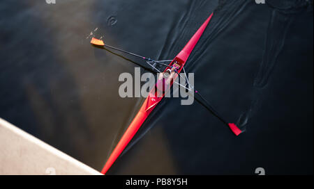 Berlin, Deutschland. 27. Juli, 2018. Eine Frau rudern am Morgen auf einer Eins an der Spree. Credit: mohssen Assanimoghaddam/dpa/Alamy leben Nachrichten Stockfoto