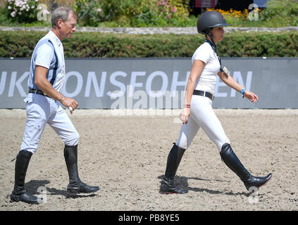 Berlin, Deutschland. 29. Juli, 2018. Reitsport/springen, Global Champions Tour: Georgina Bloomberg und Rolf-Göran Bengtsson im Laufe des Aufstiegs. Quelle: Britta Pedersen/dpa-Zentralbild/dpa/Alamy leben Nachrichten Stockfoto