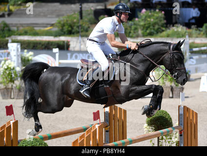 Berlin, Deutschland. 29. Juli, 2018. Reitsport/springen, Global Champions Tour: Konstante van Paesschen, bei Vendetta Treize Sprung über ein Hindernis. Quelle: Britta Pedersen/dpa-Zentralbild/dpa/Alamy leben Nachrichten Stockfoto