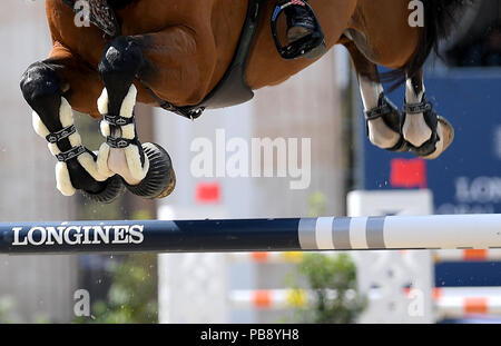 Berlin, Deutschland. 29. Juli, 2018. Reitsport/springen, Global Champions Tour: Konstante van Paesschen, bei Vendetta Treize Sprung über ein Hindernis. Quelle: Britta Pedersen/dpa-Zentralbild/dpa/Alamy leben Nachrichten Stockfoto