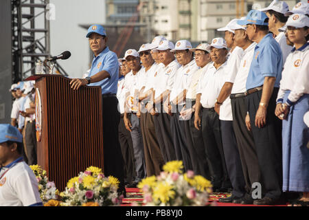 Phnom Penh, Phnom Penh, Kambodscha. 27. Juli, 2018. CPP-Kandidat und tatsächlichen Premierminister Hun Sen spricht mit dem Publikum in Koh Pich Insel in Phnom Penh gesammelt. Die kambodschanische Nationalversammlung Wahl werden am 29. Juli 2018. Der Führer der Mehrheitspartei wird unter dem Namen des Premierministers der Nation. Credit: Enric Catala/SOPA Images/ZUMA Draht/Alamy leben Nachrichten Stockfoto