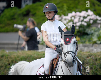 Berlin, Deutschland. 29. Juli, 2018. Reitsport/springen, Global Champions Tour: Georgina Bloomberg aus den USA, auf Manodie II H. Credit: Britta Pedersen/dpa-Zentralbild/dpa/Alamy leben Nachrichten Stockfoto