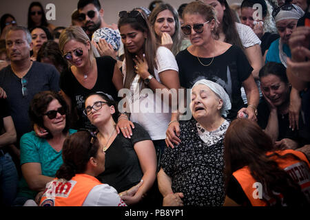 Jerusalem. 27. Juli, 2018. Familienmitglieder und Freunde trauern bei der Beerdigung von yotam Ovadia am Har Hamenuchot Friedhof in Jerusalem, am 27. Juli 2018. Yotam Ovadia, ein 31 Jahre alter israelischer Mann, starb, nachdem er von einem Palästinensischen Angreifer bei der Stadt Adam in der Nähe von Jerusalem erstochen wurde, sagte der israelische Hadassah Krankenhaus Erklärung am Freitag. Credit: Jini/Xinhua/Alamy leben Nachrichten Stockfoto