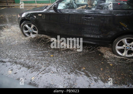 North London. UK. Vom 27. Juli 2018 - DE Wetter: Auto fährt durch die Flut im Norden von London durch Niederschlag verursacht nach den jüngsten Hitzewelle. Credit: Dinendra Haria/Alamy leben Nachrichten Stockfoto