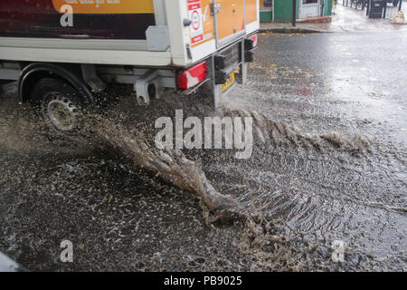 North London. UK. Vom 27. Juli 2018 - DE Wetter: Auto fährt durch die Flut im Norden von London durch Niederschlag verursacht nach den jüngsten Hitzewelle. Credit: Dinendra Haria/Alamy leben Nachrichten Stockfoto