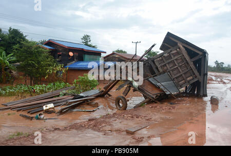 Sanamxay, Laos. 27. Juli, 2018. Foto am 27. Juli, 2018 zeigt eine beschädigte Haus nach einem Unter-bau Damm in Sanamxay Bezirk, Provinz Attapeu, Laos zusammengebrochen. Sechs Menschen tot waren bestätigt, während 125 Fehlende blieb nach der Unter-bau Xepian-Xe Nam Noy Staudamm zusammengebrochen, Auslösung flutartige Überschwemmung im südlichen Laos am Montag, eine provinzielle Offizielle am Freitag sagte. Credit: Liu Ailun/Xinhua/Alamy leben Nachrichten Stockfoto