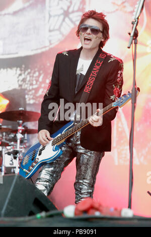 Derbyshire, Großbritannien. 27. Juli 2018. Nicky Wire der Manic Street Prediger führt auf der Bühne Y nicht Festival in der Pikehall, Derbyshire am Freitag, den 27. Juli 2018. Quelle: Georgia Taylor/Alamy leben Nachrichten Stockfoto