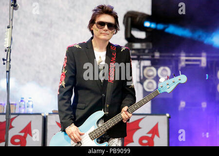 Derbyshire, Großbritannien. 27. Juli 2018. Nicky Wire der Manic Street Prediger führt auf der Bühne Y nicht Festival in der Pikehall, Derbyshire am Freitag, den 27. Juli 2018. Quelle: Georgia Taylor/Alamy leben Nachrichten Stockfoto