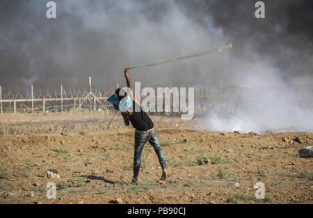 Gaza, Gaza. 27. Juli, 2018. Einen palästinensischen Demonstrant mit einem Slingshot während des Protestes gesehen. eine Demonstration, die von der Palästinensischen Bürger entlang der Grenze zum Gazastreifen östlich von Gaza-stadt. Credit: nidal Alwaheidi/SOPA Images/ZUMA Draht/Alamy leben Nachrichten Stockfoto