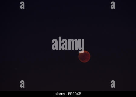 Madrid, Spanien. 27. Juli, 2018. Der Mond stellte bei einer totalen Mondfinsternis, die längste Sonnenfinsternis des Jahrhunderts, mit einer Dauer von 1 Stunde 43 Minuten und 35 Sekunden. In Madrid, Spanien. Credit: Marcos del Mazo/Alamy leben Nachrichten Stockfoto