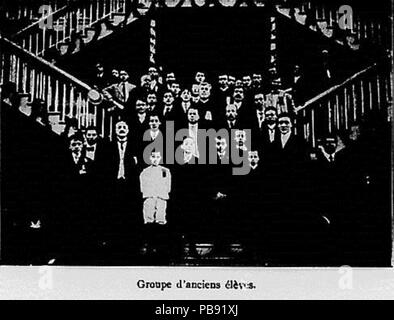 Groupe d'anciens élèves. Réf: Orphelinat N.-D. de Montfort: Souvenir de Fêtes jubilaires, 1883-1909, Orphelinat agricole de Notre-Dame de Montfort, éd. J.-B. Rolland 1910. 733 Groupe d'anciens élèves de l'Orphelinat. Stockfoto