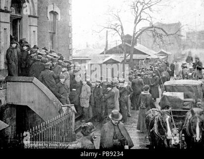 864 Klondykers Kauf von Lizenzen von Miner am Custom House, Victoria, B, C, 21.Februar 1898 (HS 85-10 -9774) (7/8) Stockfoto