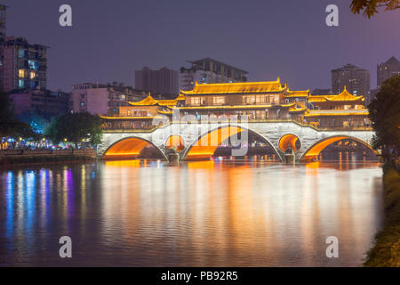 Chengdu Anshun Brücke über den Jin River bei Nacht, Sichuan, China Stockfoto