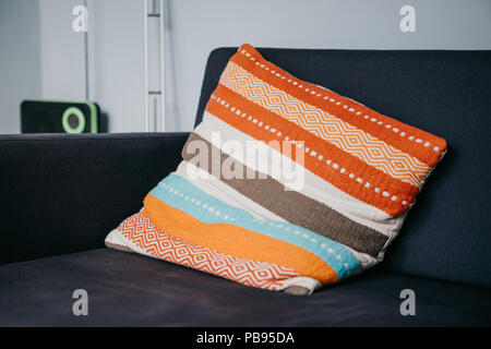 Eine farbige Kissen auf dem Sofa im Wohnzimmer. Gemütliche Atmosphäre. Stockfoto