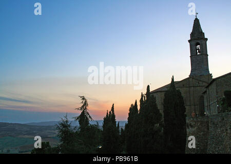 Bei Pienza - Italien - August 2011 - Blick auf die Stadt bei Sonnenuntergang Stunde Stockfoto