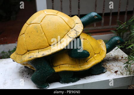 Die Schildkröte Haus in der Nähe von Khon Kaen besucht durch diejenigen, die verehren, Schildkröten und wählen Sie Verdienst für ein langes und gesundes Leben zu machen. Stockfoto