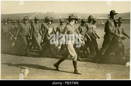 1273 Reihen von Soldaten marschieren in einer Linie entlang einem Feldweg Stockfoto