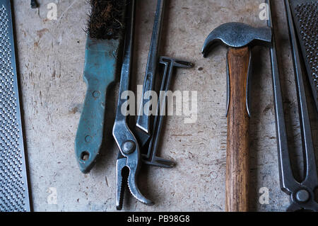 Metall Werkzeuge und Ausrüstungen der Schmied für Pferd beschlagen in der Scheune. Stockfoto