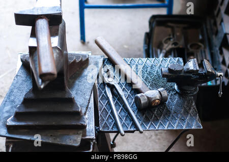 Metall Werkzeuge und Ausrüstungen der Schmied für Pferd beschlagen in der Scheune. Stockfoto