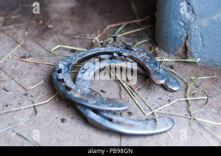 Metall Werkzeuge und Ausrüstungen der Schmied für Pferd beschlagen in der Scheune. Stockfoto