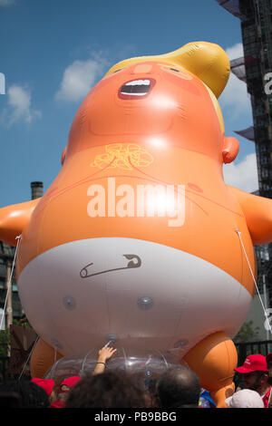 Das Baby blimp Trumpf um den Parliament Square, London, UK vorgeführt werden, bei der # BringTheNoise's Frauen März gegen Donald Trump Protest Demonstration. Stockfoto