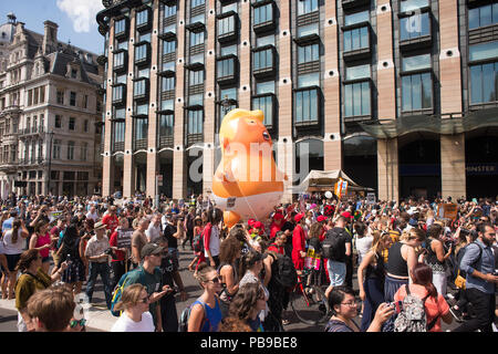 Das Baby blimp Trumpf um den Parliament Square, London, UK vorgeführt werden, bei der # BringTheNoise's Frauen März gegen Donald Trump Protest Demonstration. Stockfoto