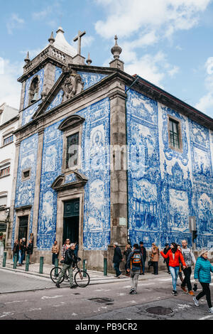 Portugal, Porto, 05. Mai 2018: Der Bau einer Kirche oder Kathedrale im traditionellen Stil der Azulejo Kacheln. Bekannte Sehenswürdigkeiten. Stockfoto