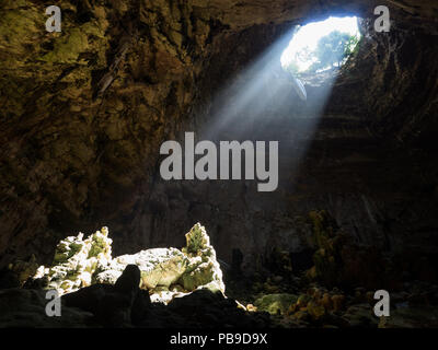 Licht in der Höhle Grotte di Castellana, Castellana Grotte, Provinz Bari, Apulien, Italien fallen Stockfoto