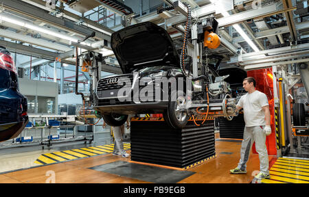 Einbau der Räder auf der Montagelinie für Audi Q2 bei der Audi AG in Ingolstadt, Bayern, Deutschland Stockfoto