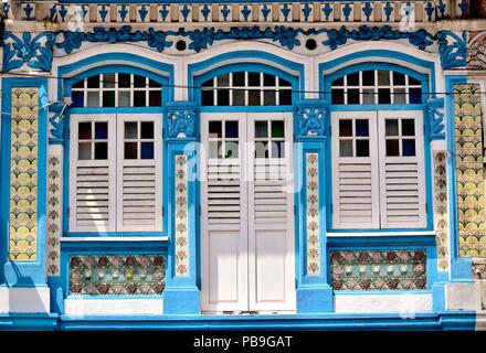 Vorderansicht des traditionellen vintage Singapore Straits Chinesisch oder Peranakan shop Haus oder Geschäftshaus mit gewölbten Fenstern und antiken Fensterläden aus Holz Stockfoto