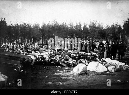 CC-in Tampere 1918, Kuvat Vapriikin kuva-arkisto. Finnische Bürgerkrieg 1918 Foto: Museum Centre Vapriikki Photo Archive. 1134 Omaiset yrittävät tunnistaa ruumiita Kalevankankaan hautausmaalla Tampereen taistelun Jälkeen (26365986543) Stockfoto