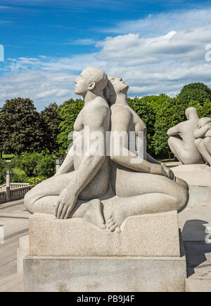 1112 NOCH-2016-Frogner Park-Vigeland Installation-Young Mann und Frau zurück auf 01 (1919) Stockfoto