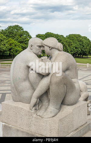 1112 NOCH-2016-Frogner Park-Vigeland Installation-Sitting Mann und Frau, ihre Stirn berührt (1916) Stockfoto