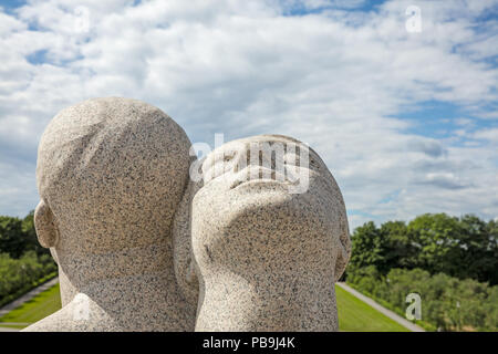 1112 NOCH-2016-Frogner Park-Vigeland Installation-Young Mann und Frau zurück auf 02 (1919) Stockfoto