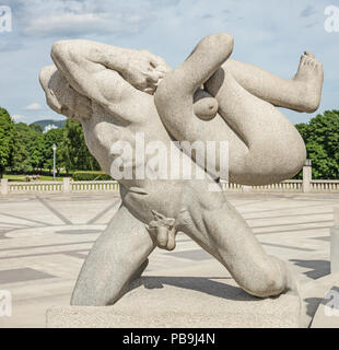 1112 NOCH-2016-Frogner Park-Vigeland Installation-Man werfen Frau (1918) Stockfoto