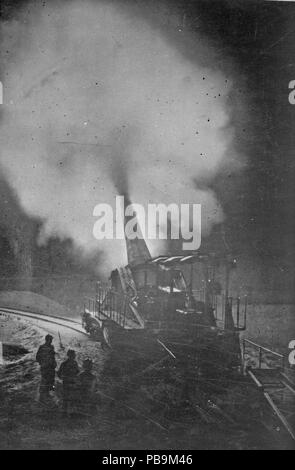 729 größten französischen Gewehr (320 mm) im Moment der Zündung während einer Nacht Bombardierung. Das RÜLPSEN von Rauch aus der Explosion der... - NARA - 533675 ein Stockfoto